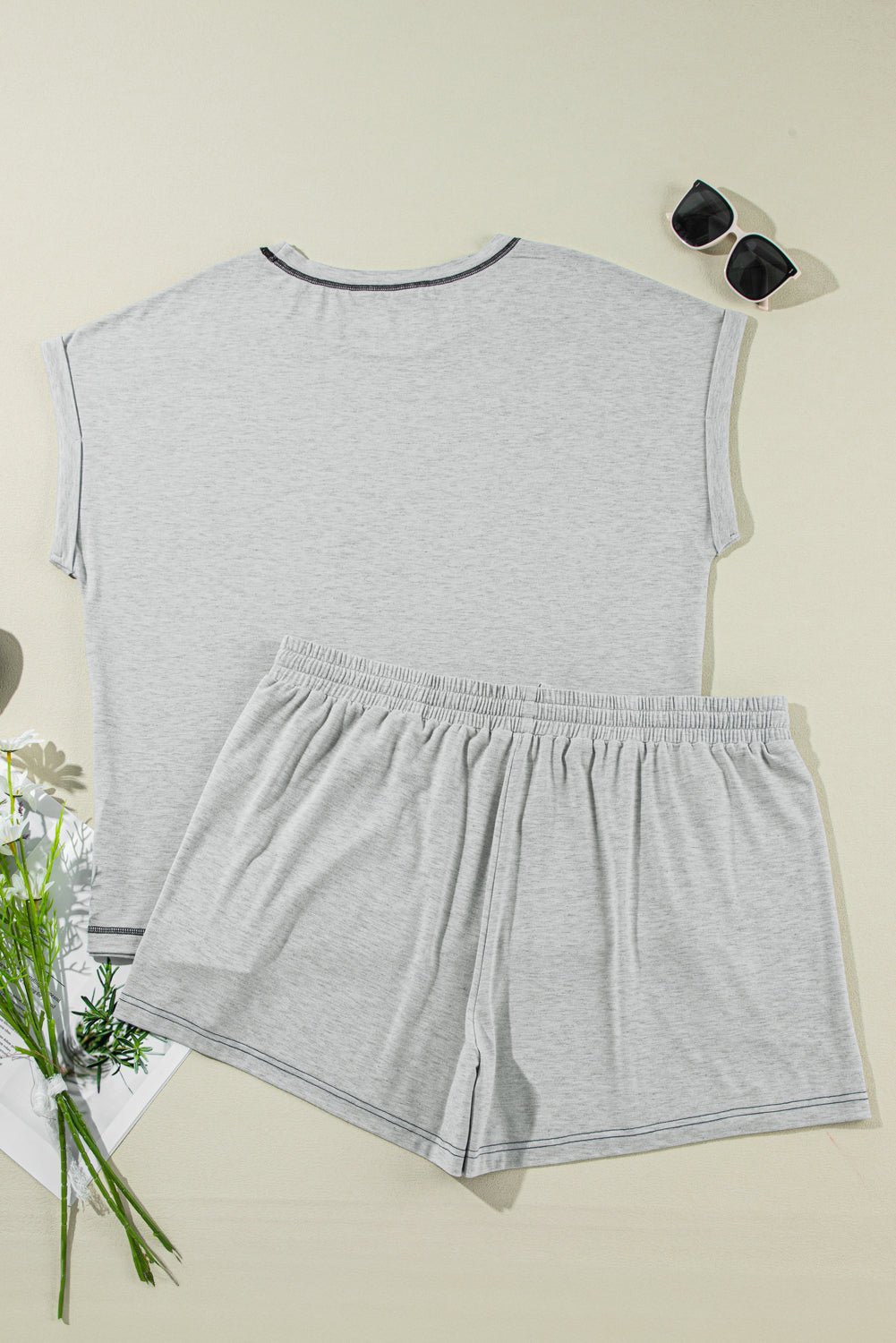 Ensemble gris avec manches à revers et short à coutures contrastées