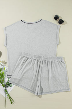 Ensemble gris avec manches à revers et short à coutures contrastées