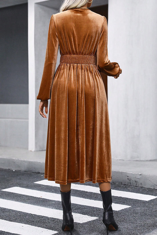 Robe midi portefeuille en velours camel à taille haute et smockée à col en V