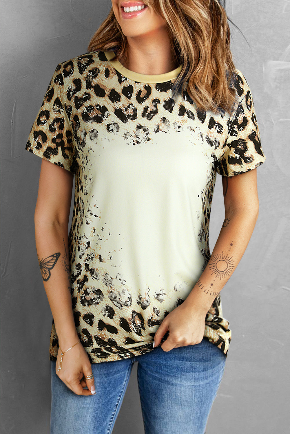 Leopardo blanqueada camiseta de cuello