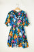 Vestido azul con cuello dividido y flores