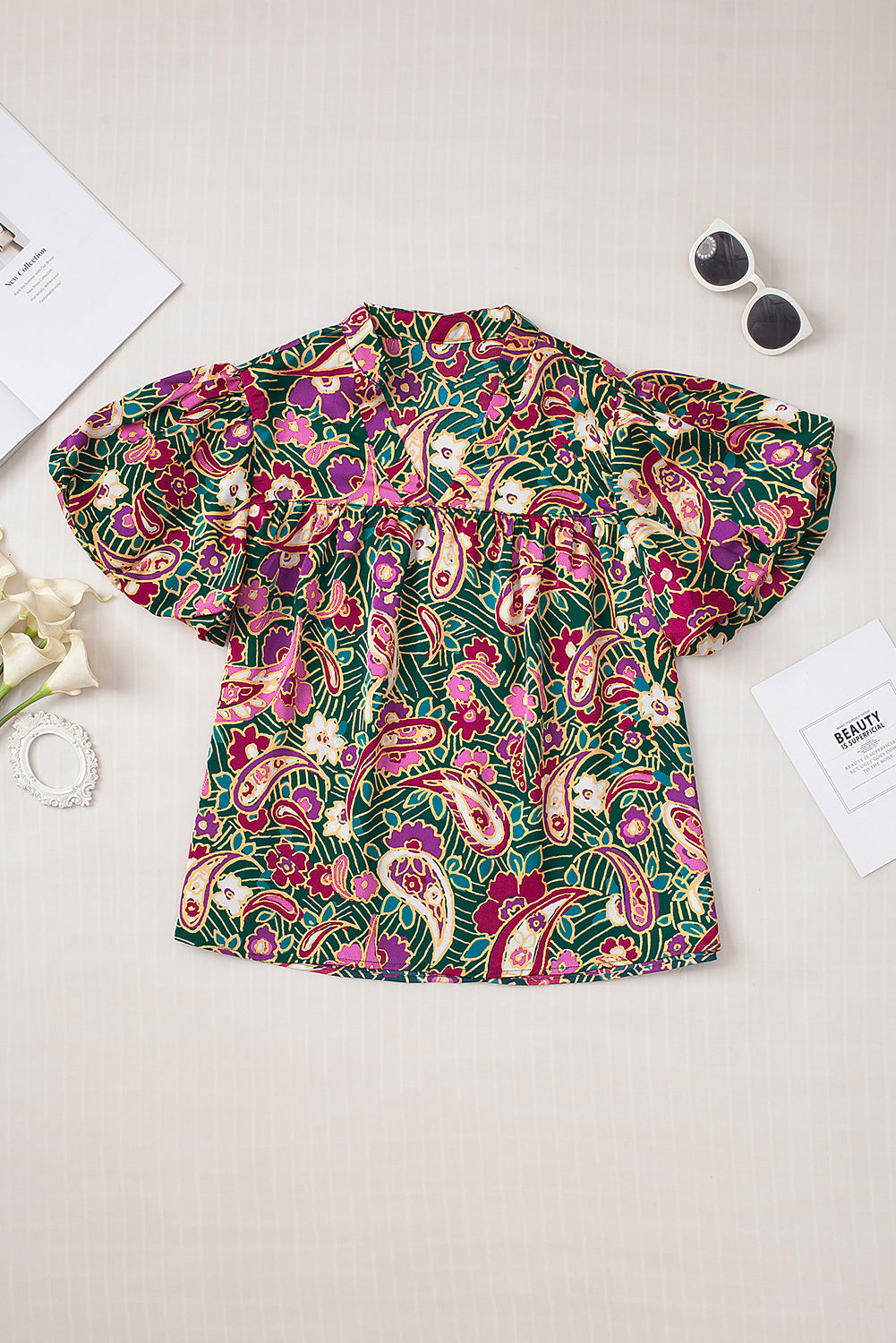 Blusa paisley a bolla a v sul collo verde a v.