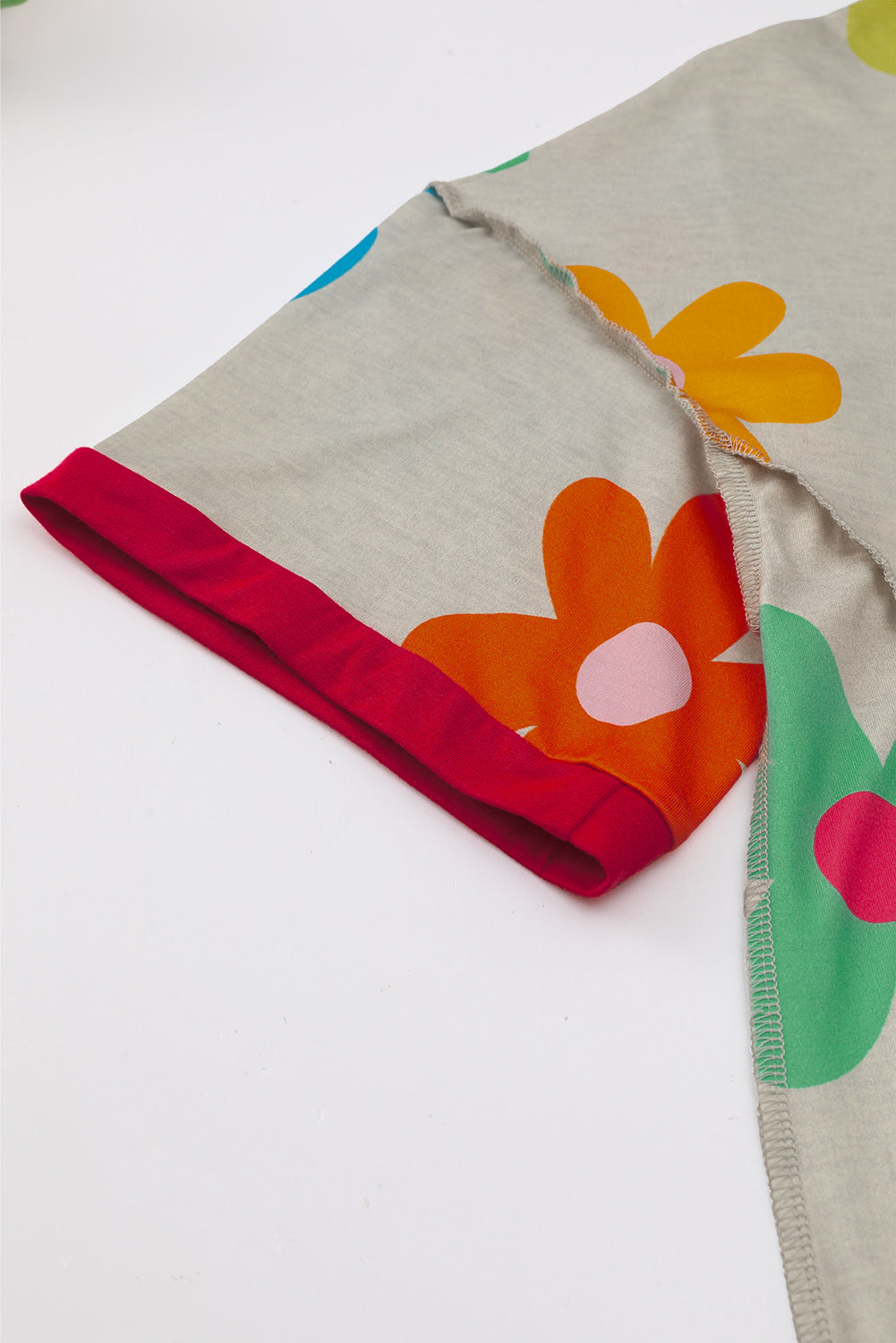T-shirt with drooping shoulders and contrasting border with pink floral eyelets