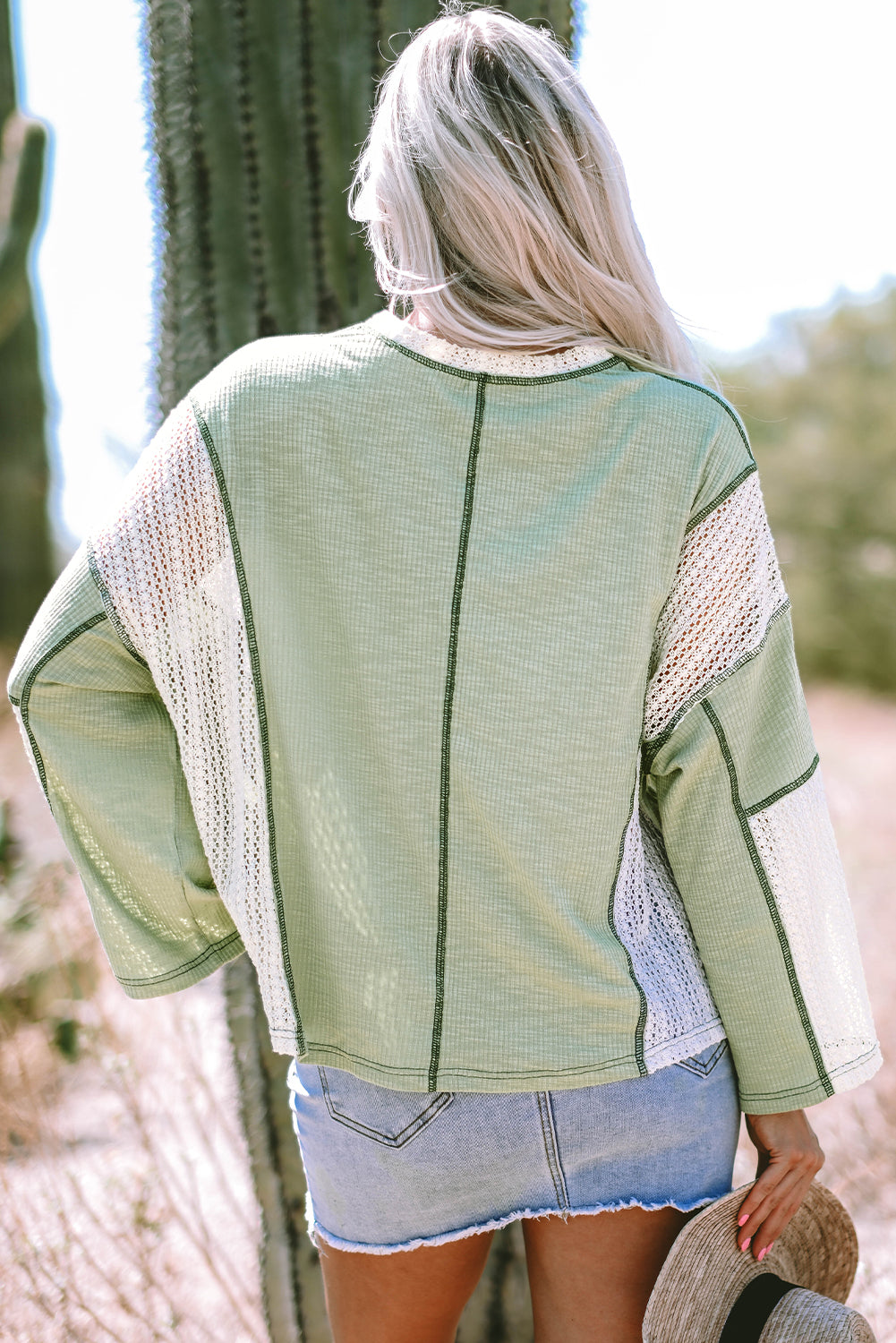 Haut ample haut bas vert herbe avec détails en crochet et coutures apparentes