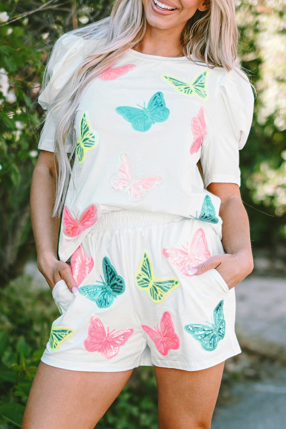 Ensemble haut et short à manches bouffantes et papillon à paillettes colorées blanches