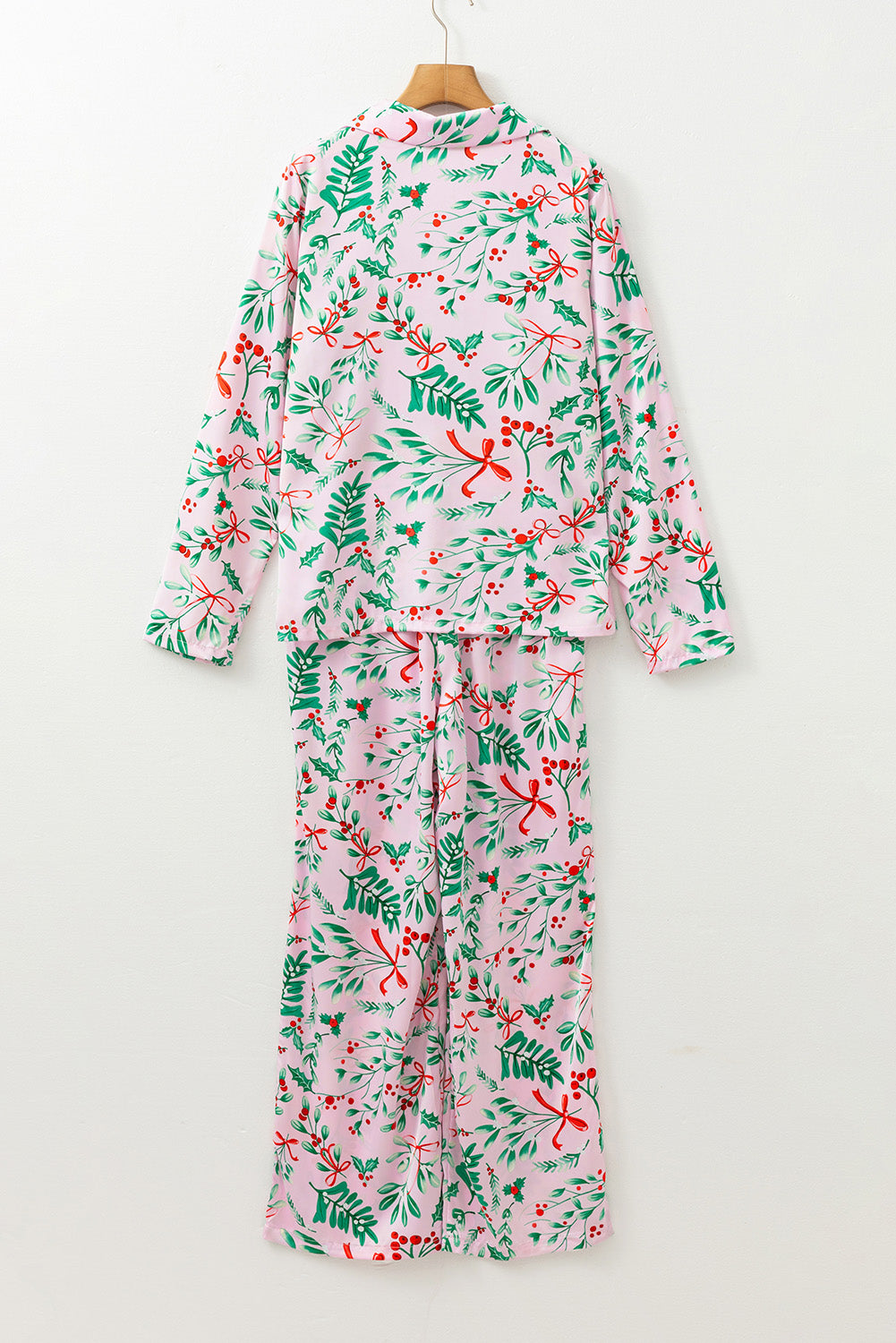 Ensemble pyjama rose à manches longues en satin à imprimé plantes et baies de Noël-A WOMAN WE LOVE