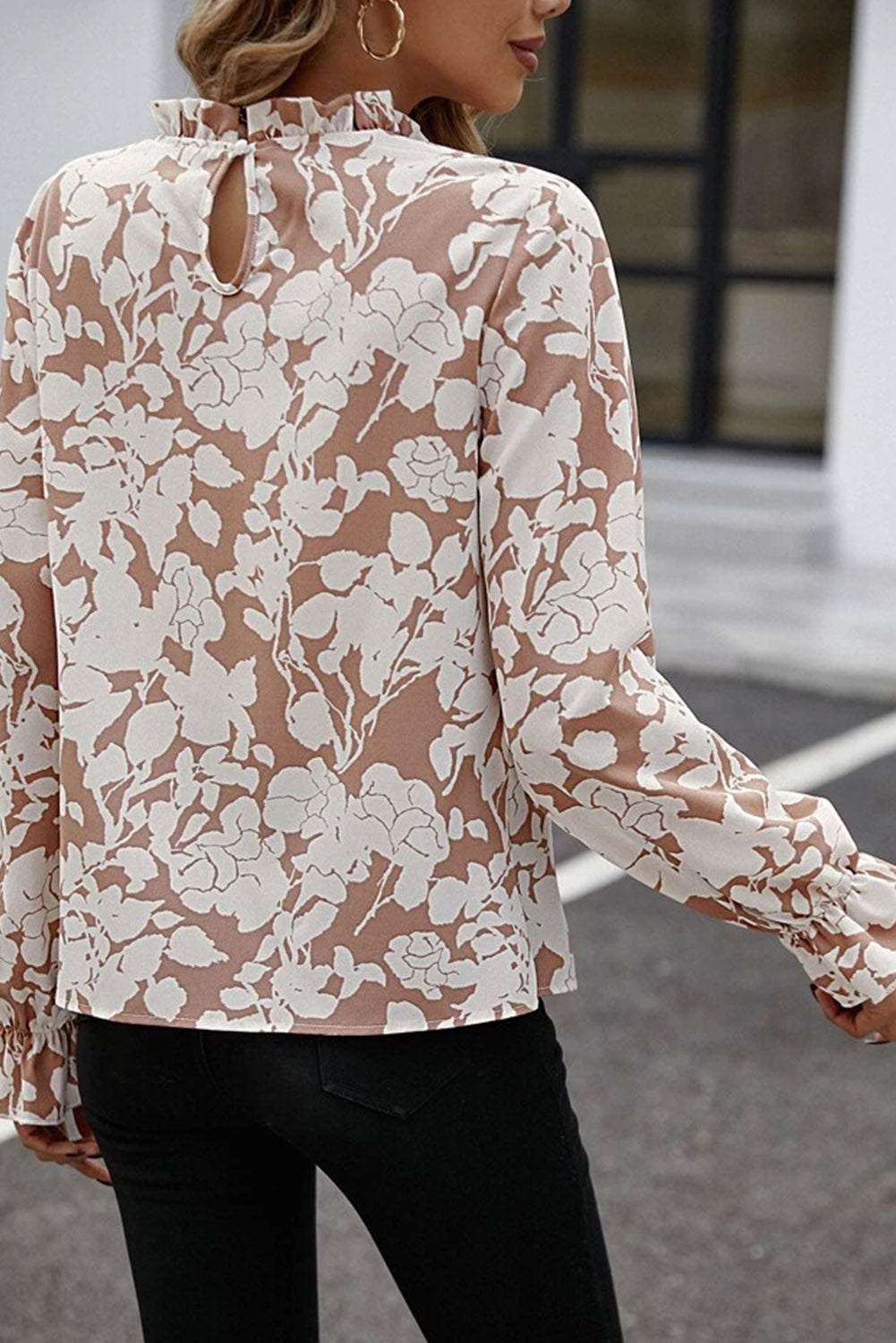 Chemisier beige clair à imprimé floral, décolleté à volants, manches à volants-A WOMAN WE LOVE