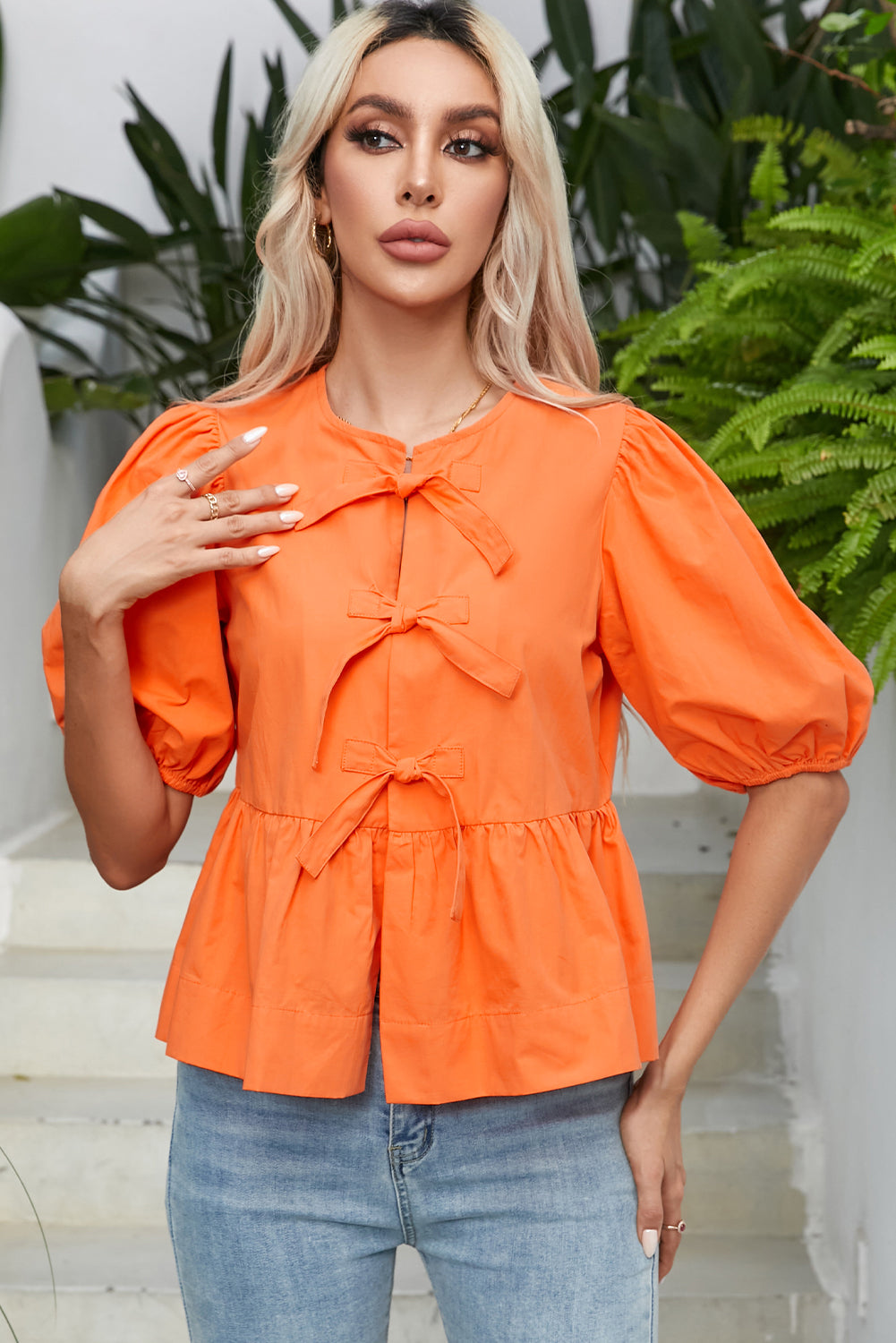 Blouse à peplum à manches courtes nouées orange nouée à l'orange nouée