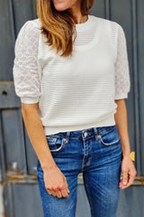 T-shirt blanc en tricot gaufré à manches bouffantes en broderie anglaise