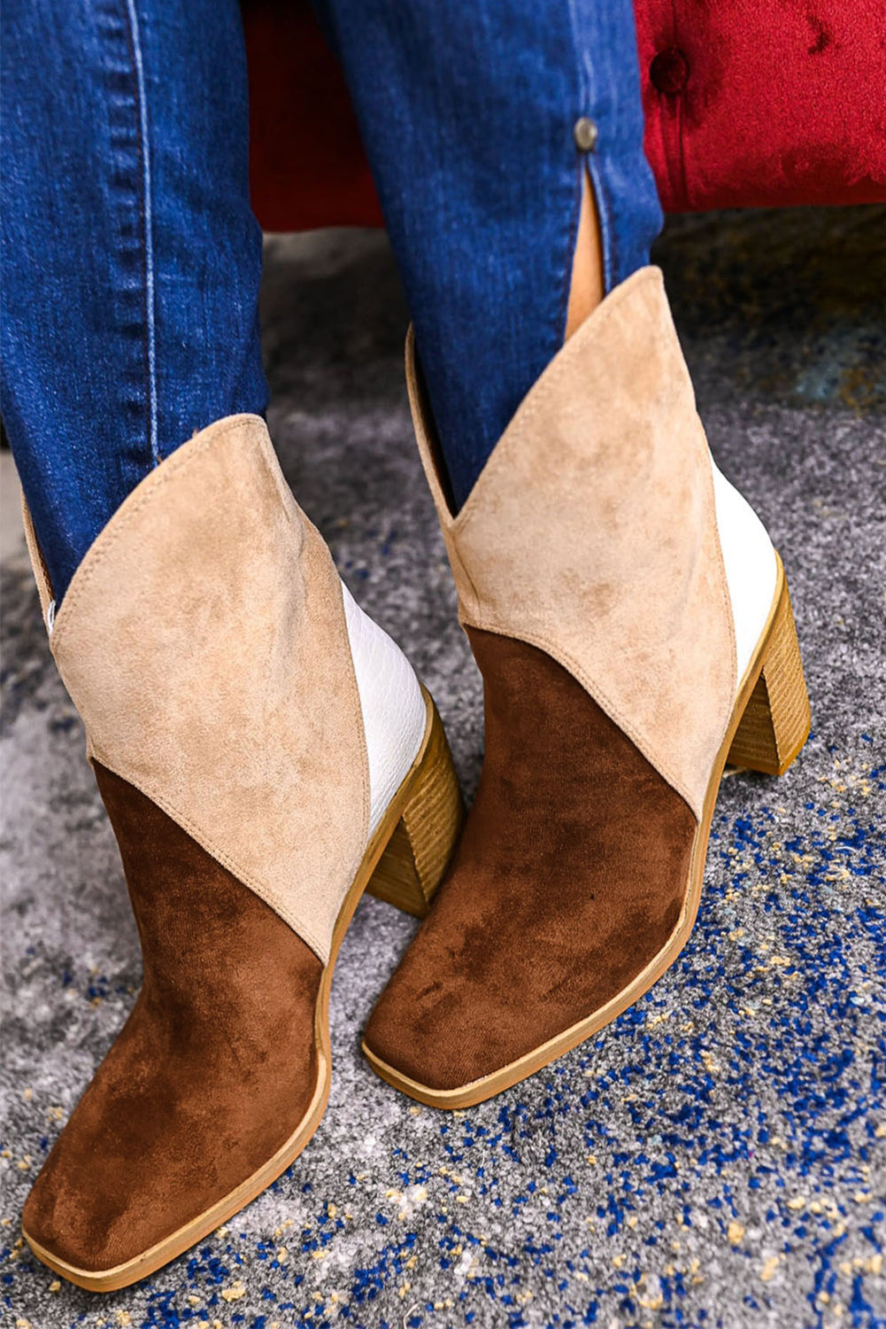 Bottines beiges à talon et empiècements contrastés effet daim
