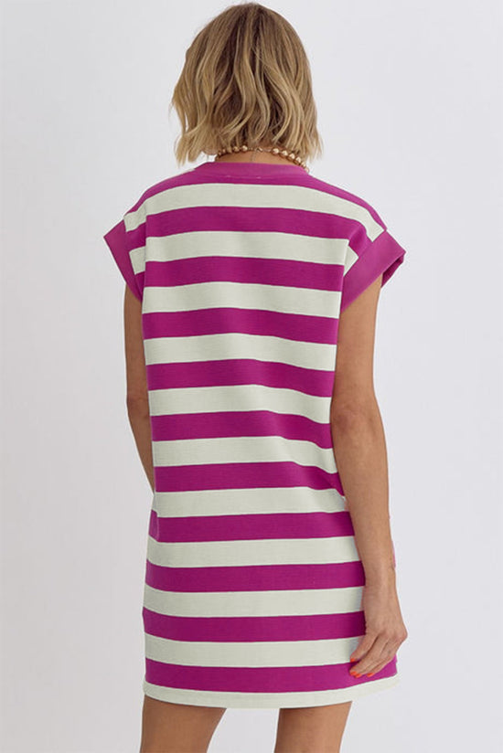 Straight t-shirt dress with pockets and short sleeves in pink stripes