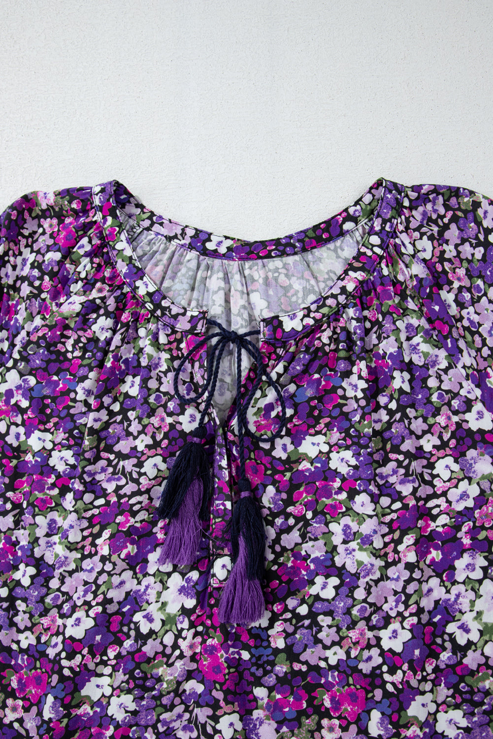 Chemisier violet à manches bouffantes et col en V fendu à fleurs style Boho-A WOMAN WE LOVE