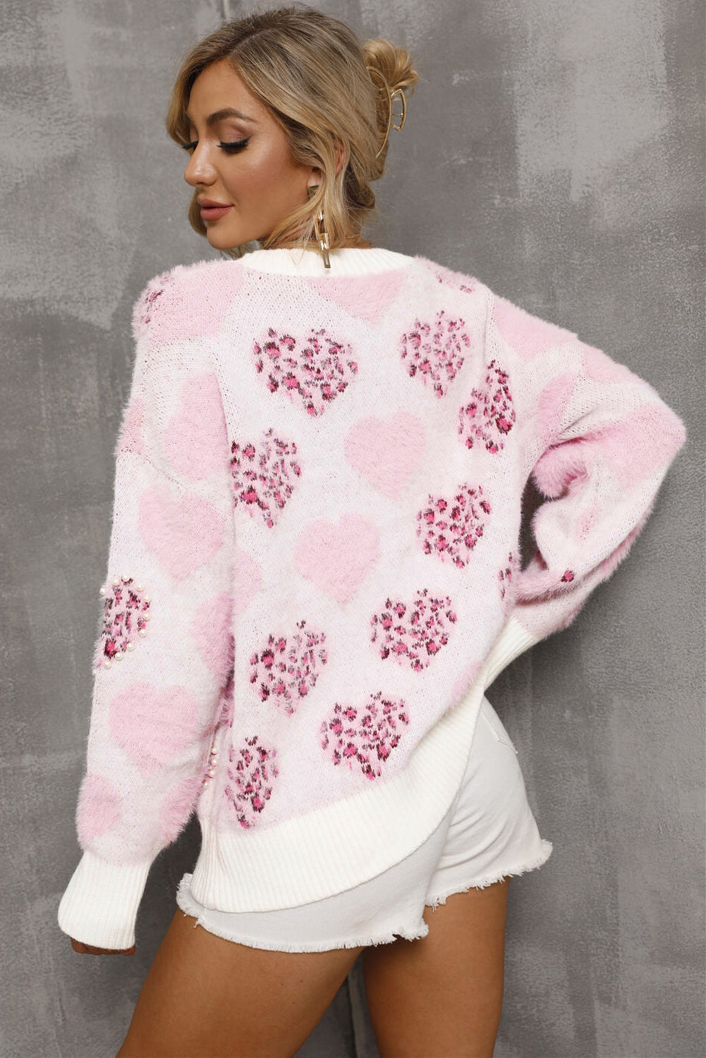 Fluffy sweater with pearl ribbed trim and leopard print and pink heart