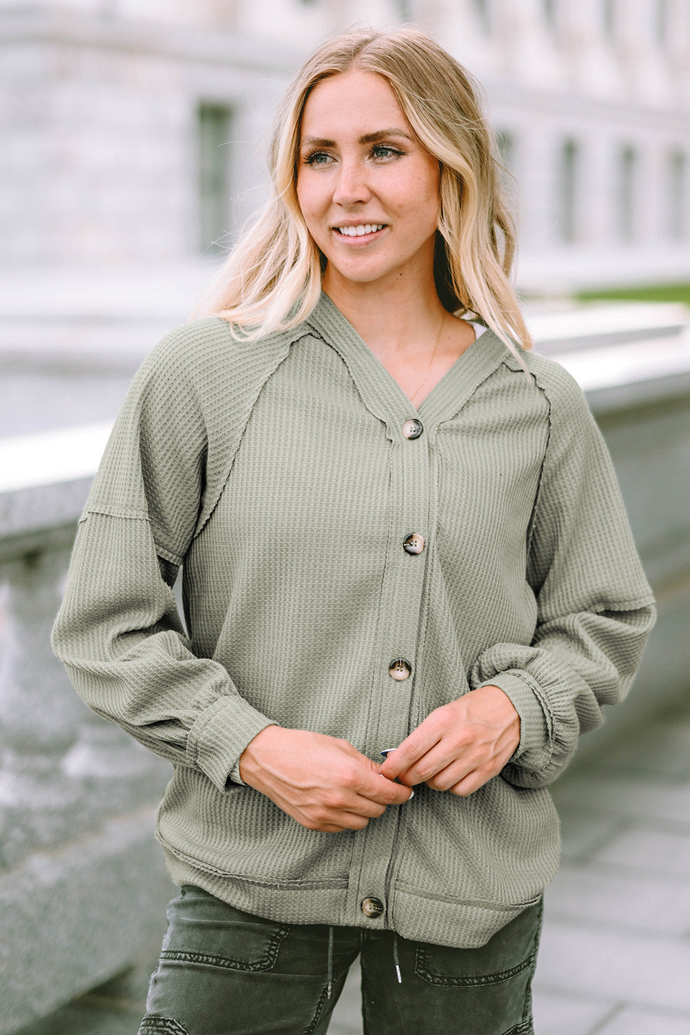 Cardigan vert en tricot gaufré avec boutons et coutures apparentes sur le devant-A WOMAN WE LOVE