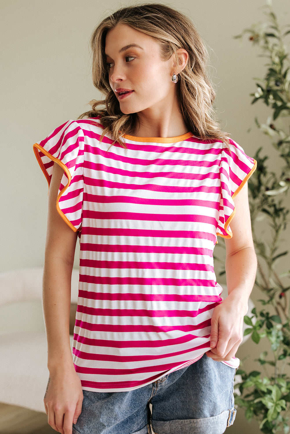 Blouse à col ras du cou rayée rose rouge à manches volantées