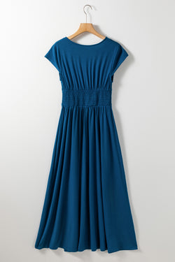 Robe longue bleu paon froncée à manches courtes et taille haute à col en V