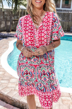 Vestido rosa corto bohemio con cuello anudado y dobladillo de volantes