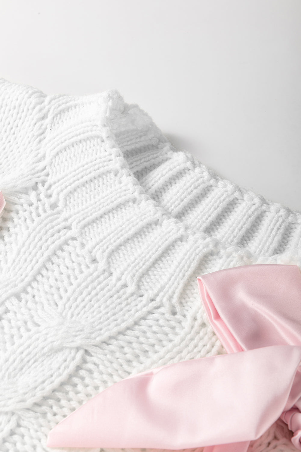 Short sleeve sweater in white twisted knitted with bow tie in satin color block