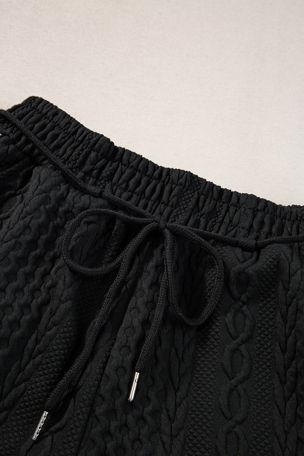 Conjunto de pantalones cortos texturizados por cable de ajuste negro de contraste