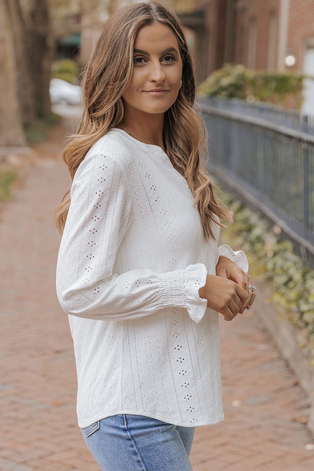 Blouse ample texturée blanche à col fendu-A WOMAN WE LOVE