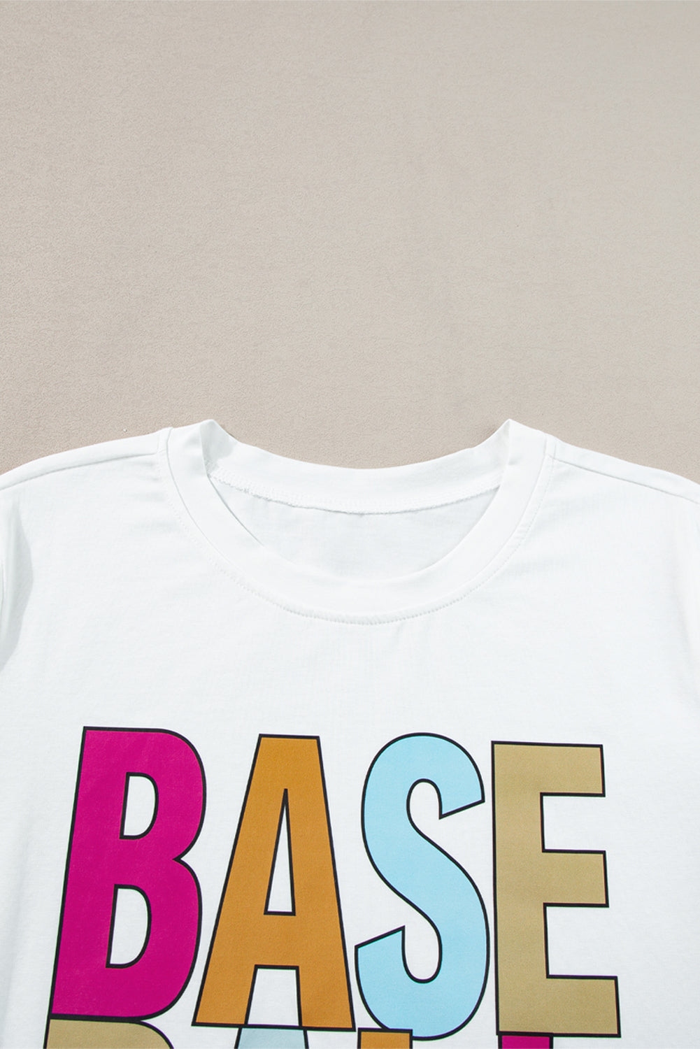 Weiße Baseball Mama Multi Color Graphic Tee