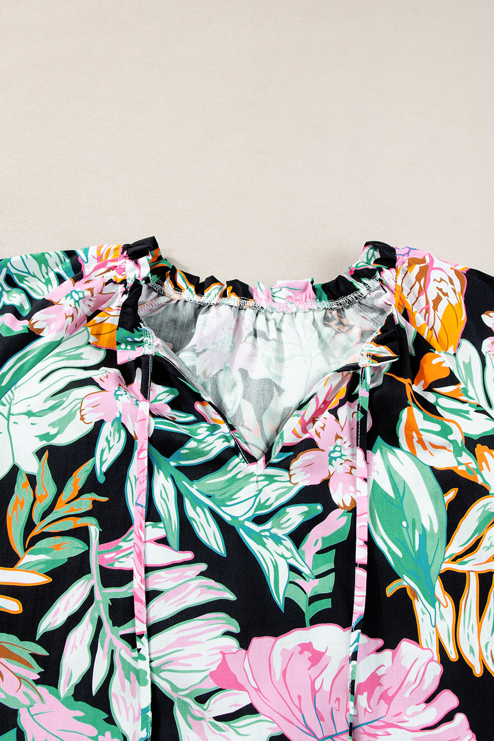 Black Plus Tropical estampado de manga con volantes fluidas