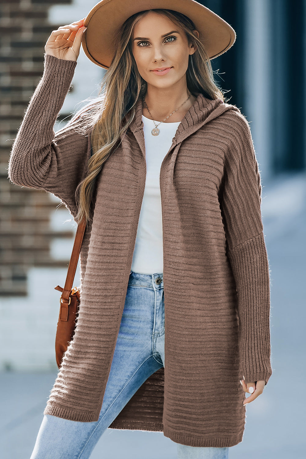 Cardigan à capuche marron en maille côtelée horizontale ouvert sur le devant-A WOMAN WE LOVE