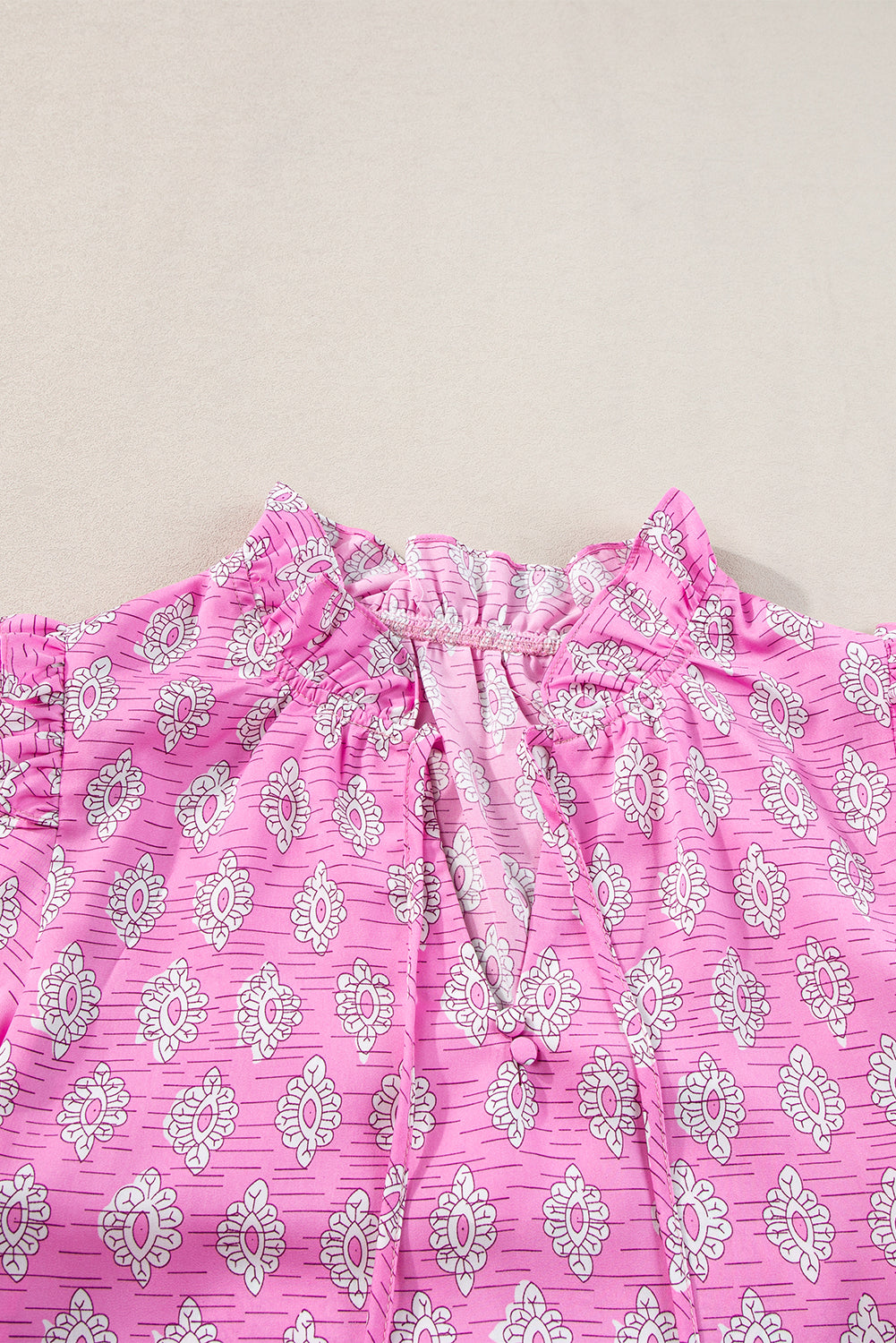 Chemisier à manches courtes et col fendu à volants et fleurs vintage rose-A WOMAN WE LOVE