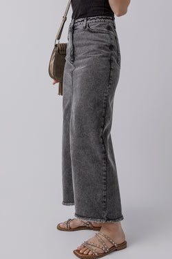 Jupe longue taille haute en denim gris foncé avec ourlet brut et fente dans le dos