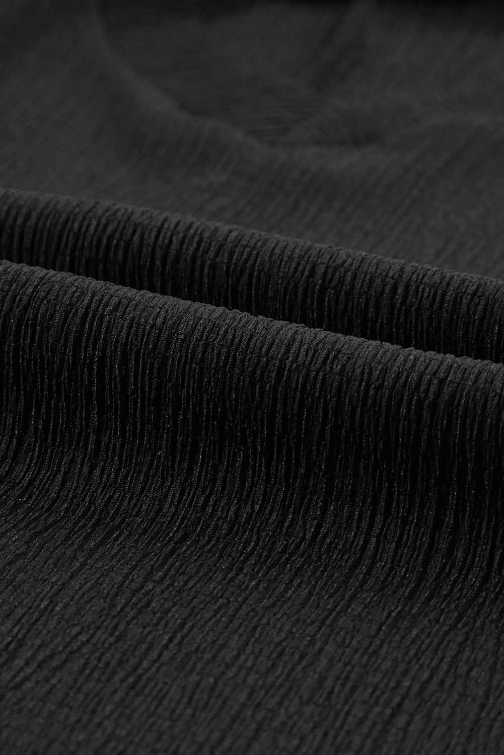 T-shirt à manches noires en V Crinkled Neck