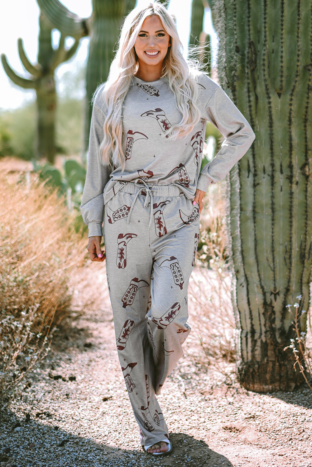 Ensemble de salon avec haut et pantalon à manches longues et bottes de cow-girl grises imprimées