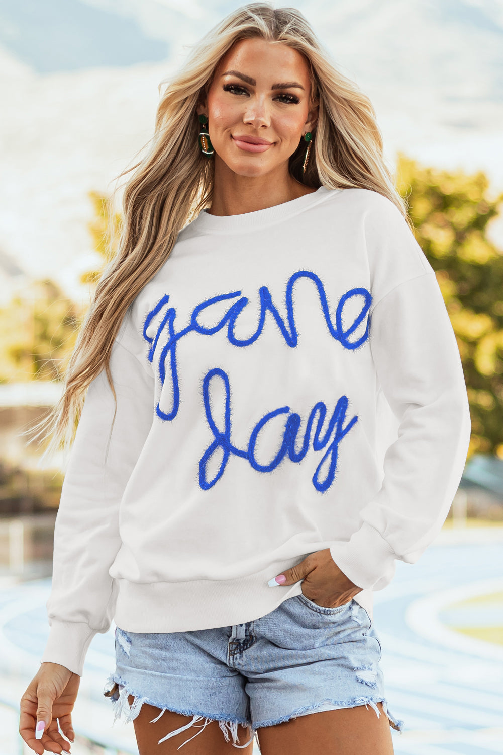 Tinsel Game Day Graphics White Sweins con hombros caídos