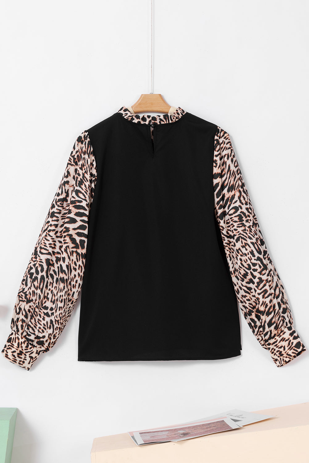 Blouse noire à contrasté-A WOMAN WE LOVE