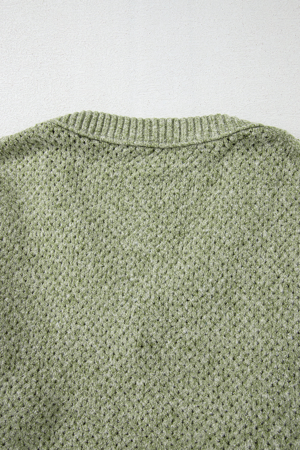 Pull ample à œillets vert jungle, col en V, épaules tombantes
