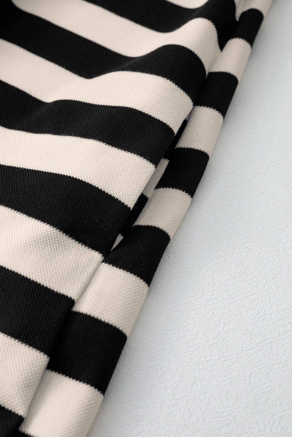 Robe décontractée ample à col en V et manches longues à rayures noires