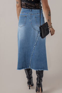 Jupe midi asymétrique en denim fendue effilochée bleu clair