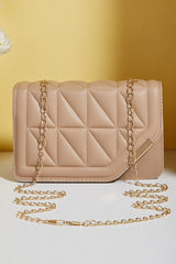 Petit sac beige matelassé en simili cuir à rabat asymétrique et chaîne