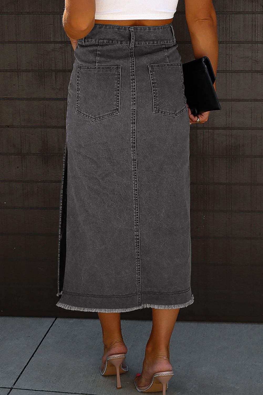 Falda midi en denim negro con bordes crudos y hendiduras laterales