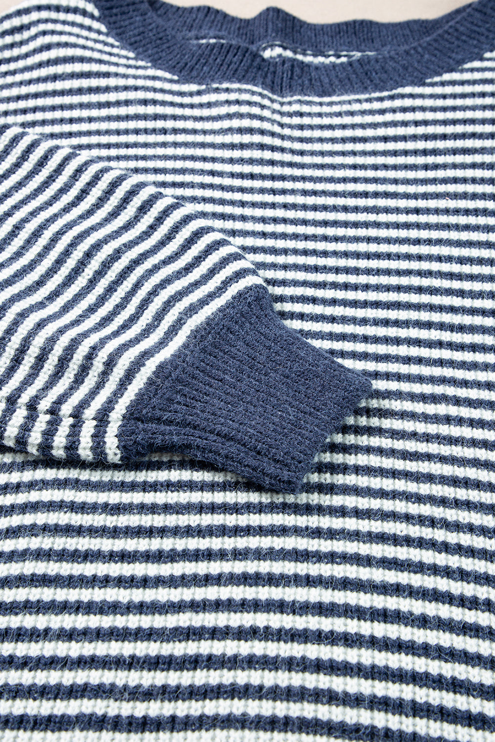 Pull douillet à manches lanternes et épaules tombantes à rayures bleu voile