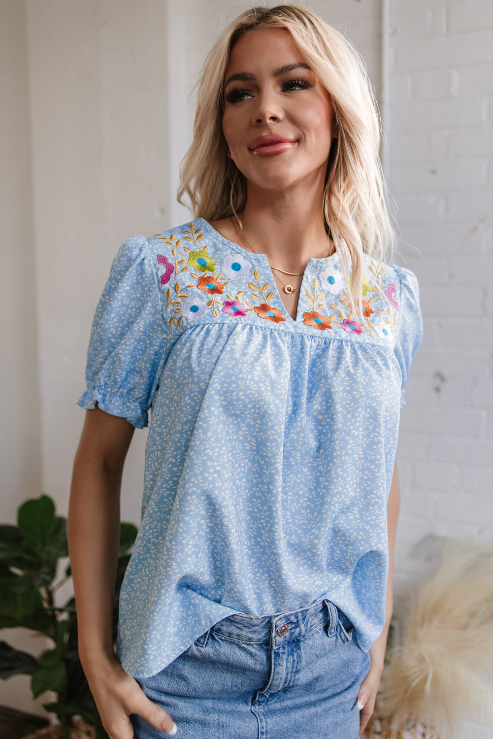 Blouse bleu ciel cranté-A WOMAN WE LOVE