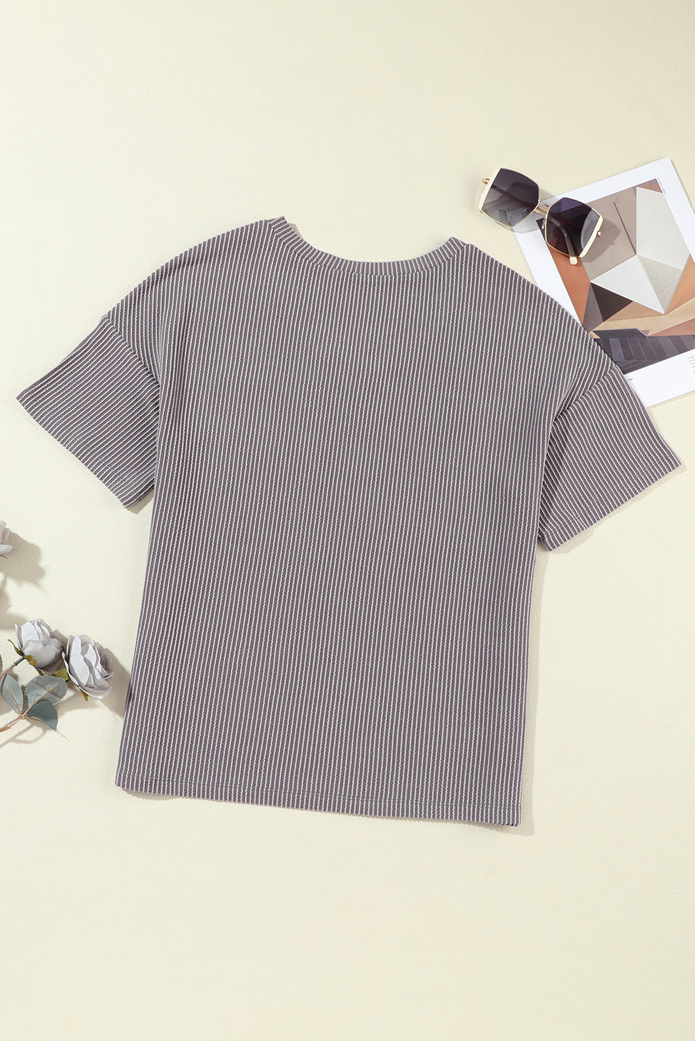 Camiseta suelta de bolsillo de bolsillo de pecho con cuello con cuello gris claro