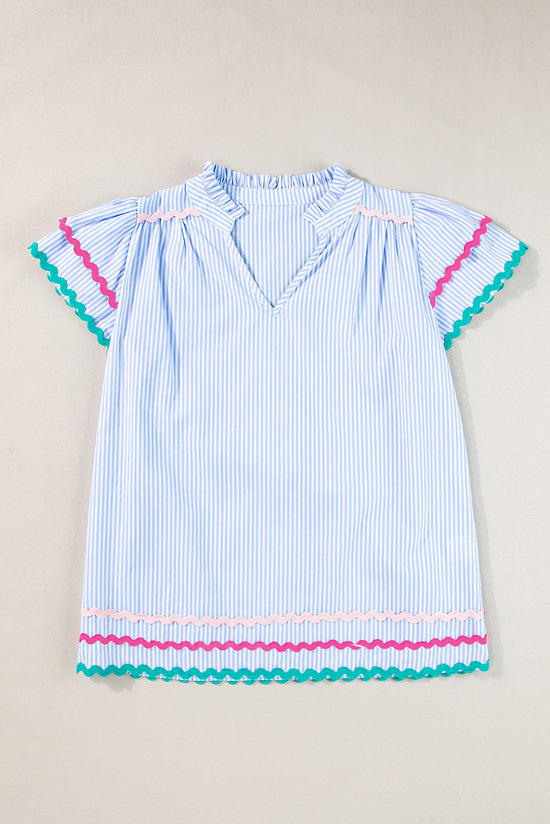 Blusa rayada a rayas ricrac y cuello dividido, mangas con volantes