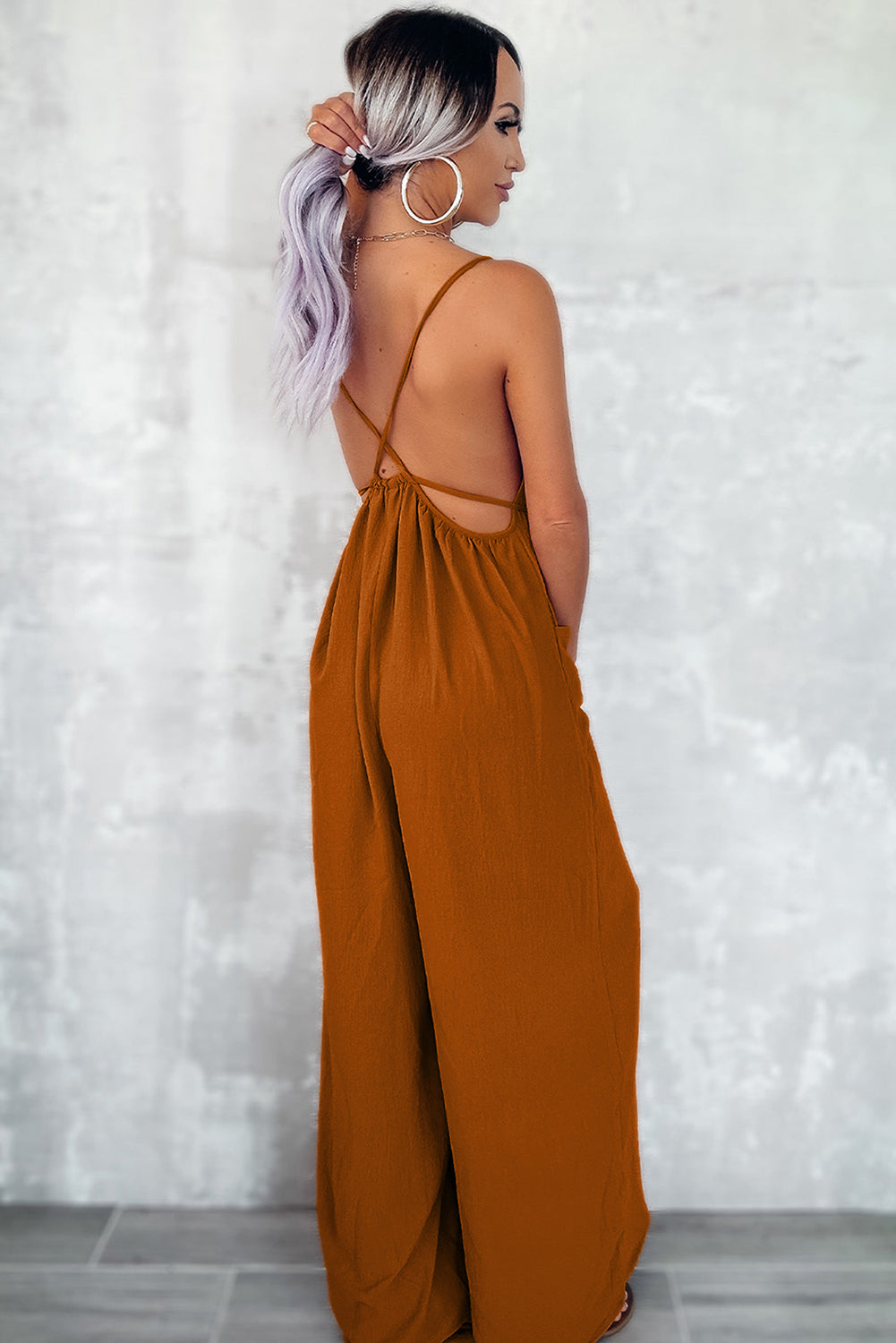 Chestnut jumpsuit with thin straps and tie at the waist, wide legs with pockets