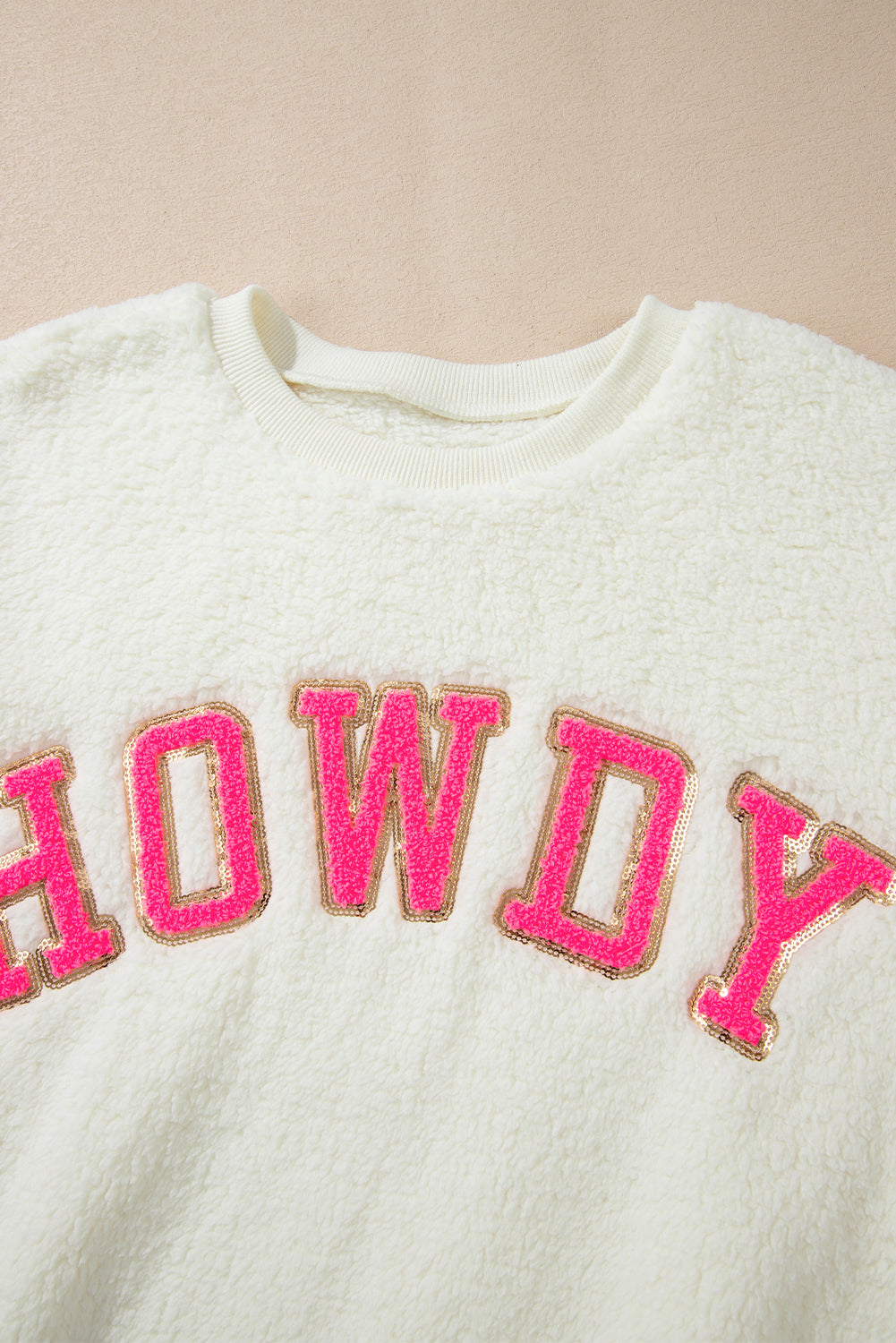 Sudadera sherpa howdy beige en parches