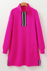 Mini-robe droite texturée en jacquard rouge rose avec fermeture éclair sur un quart