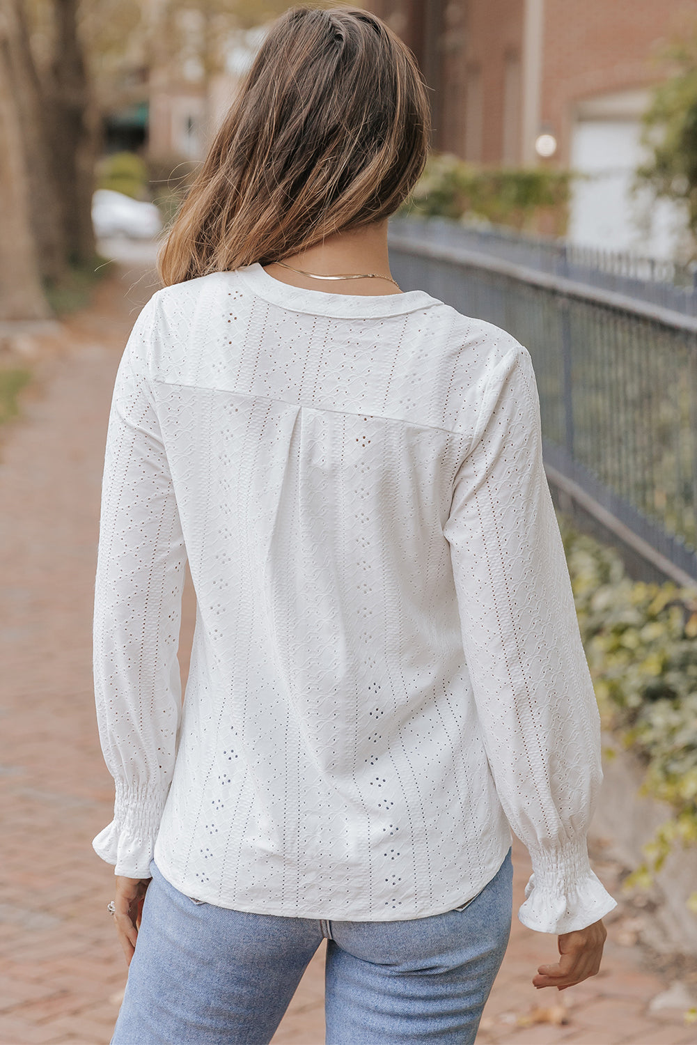 Blouse ample texturée blanche à col fendu-A WOMAN WE LOVE