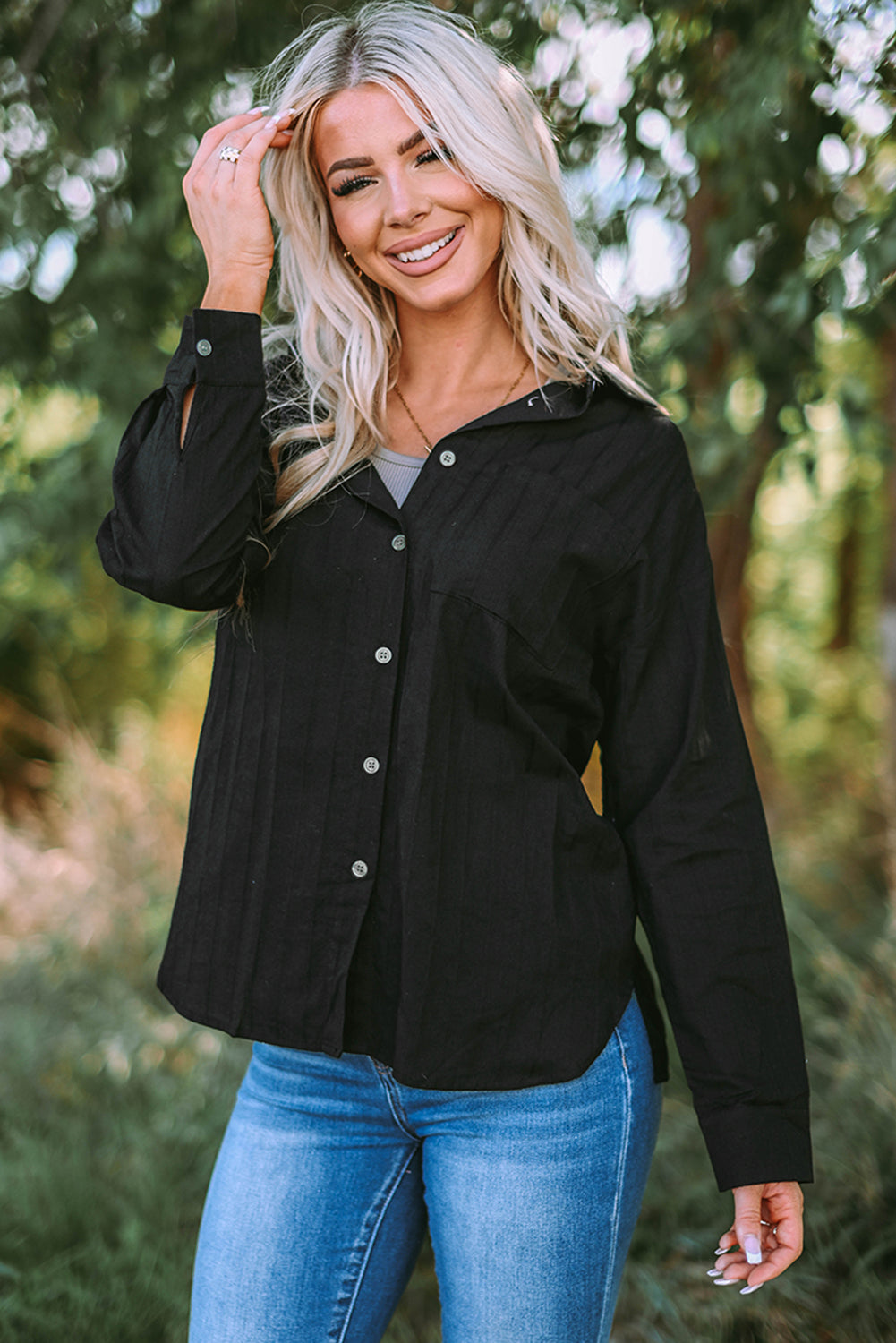 Chemise à manches longues texturée noire avec poche boutonnée-A WOMAN WE LOVE
