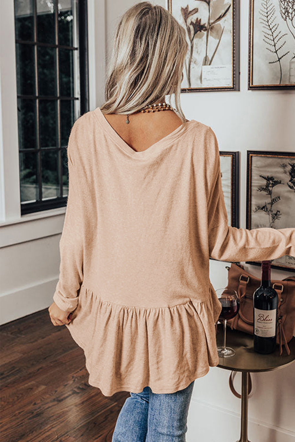 Chemise à volants et col en V boutonnée beige *