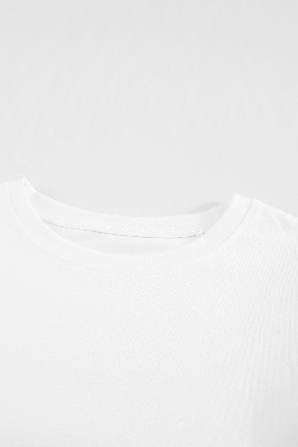 Camiseta blanca con mangas robadas y de trabajo abierto