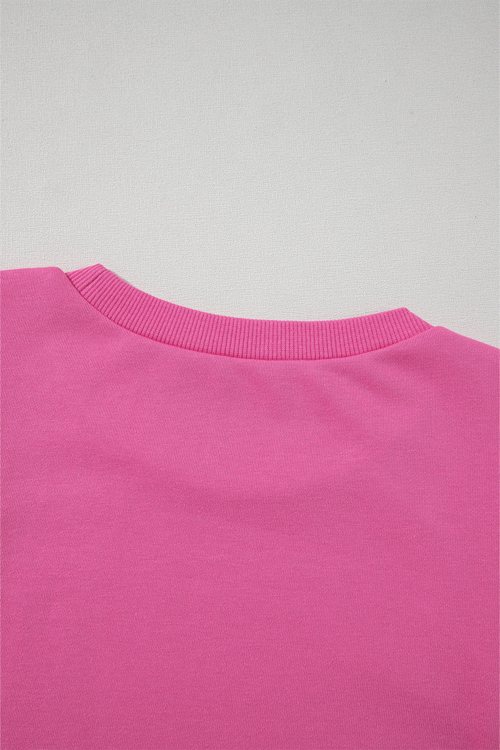 Sudadera de cuello redondo de mosaico con textura rosa brillante